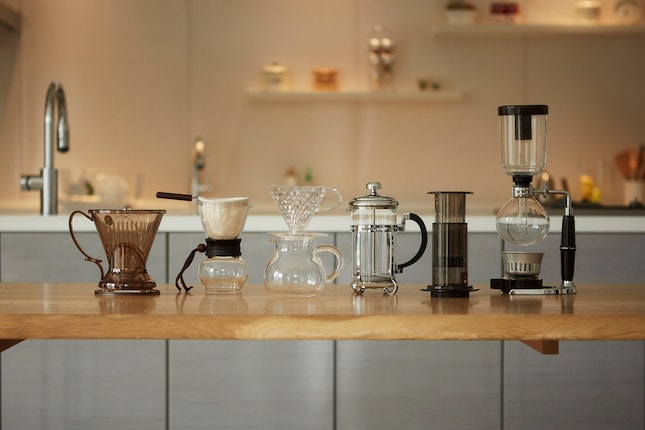 左から、ペーパードリップ、ネルドリップ、フレンチプレス、エアロプレス、サイフォン、クレバー。選ぶ際は、好みのコーヒーが淹れられるかと、自分にとって使いやすいかを基準にしましょう。