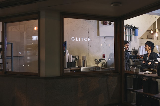 夜の交差点に浮かぶのは、プロジェクターで投影された『GLITCH』の文字。店内の雰囲気に自然に溶け込んでおり、思わず入りたくなってしまいます。