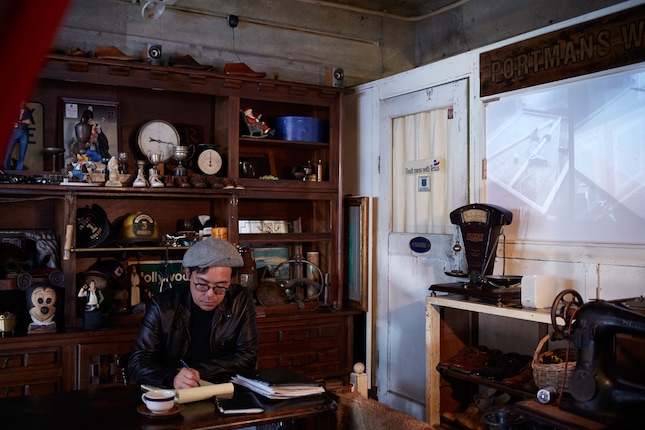 水上さんがD.I.Y.でカフェを作り始めた当時の様子がソニーのプロジェクターで映し出されている店内奥の喫煙スペース。