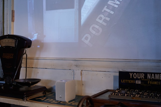 片手で簡単に持ち運ぶことができる、スピーカー＆バッテリー内蔵のソニー・超単焦点プロジェクター。壁際にも設置できるので、近くにモノがあっても投影の邪魔をしません。