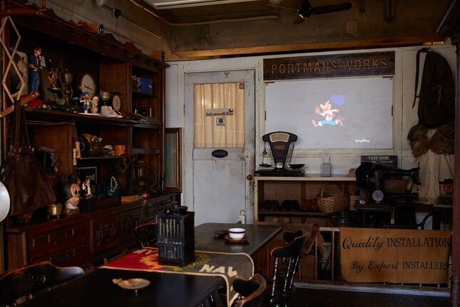 数あるこだわりアイテムのひとつとして溶け込んでいるプロジェクター。壁面に映し出されているキャラクターは、水上さんが自作したオリジナルのPORTMANくん。