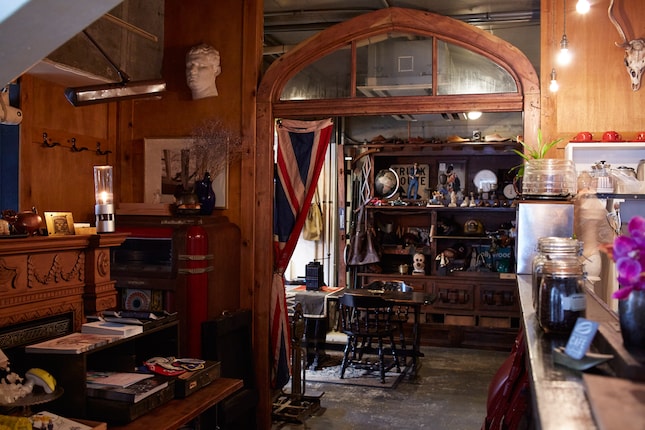 古いホテルのロビーのような雰囲気のキッチン＆キャッシャー前。目に優しく、柔らかい暖色のライトが空間の統一感を演出しています。