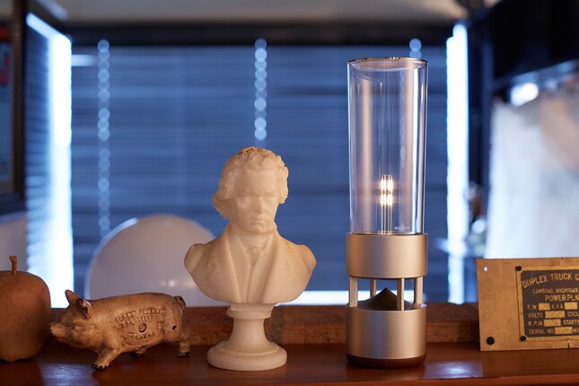 インテリアの一部として空間に溶け込む、ソニーのグラスサウンドスピーカー。目の前に立っていても、ここから音楽が流れていることにほとんどの人が気づかないほど。