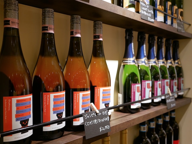 ディック・ブルーナのイラスト入りのオリジナルラベルワインは「おウチ飲み」需要の高まりでボトルで購入する方が増えているとのこと