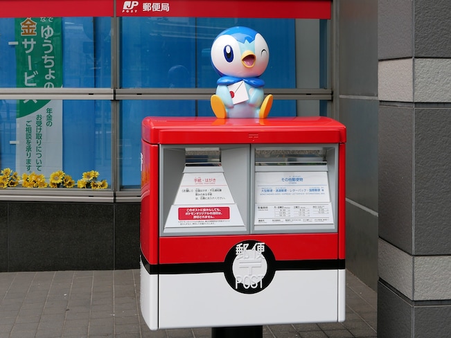 横浜桜木郵便局前にはポッチャマがついたポケモンオリジナルポストが設置
