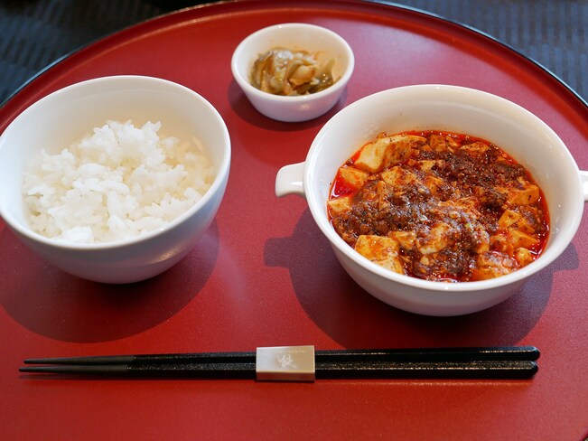四川飯店伝統のマーボードウフ（白飯、ザーサイ付）