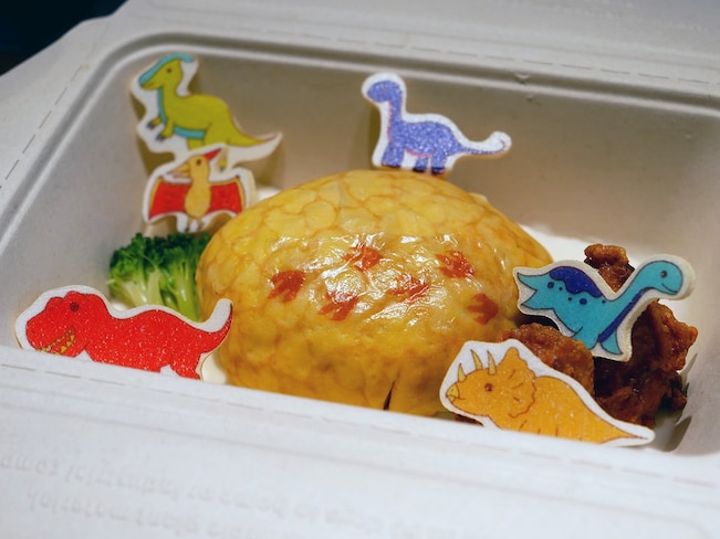 フードコーナー「美食恐竜のキッチン」では小坂さんが描いた恐竜のイラストを使ったスペシャルメニューが登場