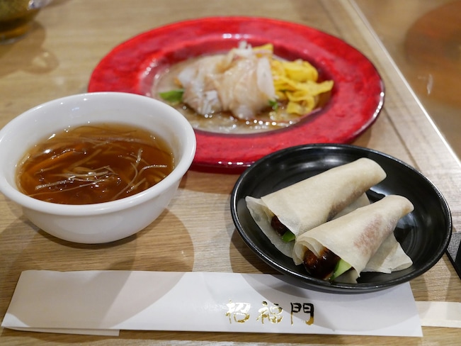 1人1品提供される季節の前菜、北京ダック、フカヒレ入り五目スープ（筆者撮影）