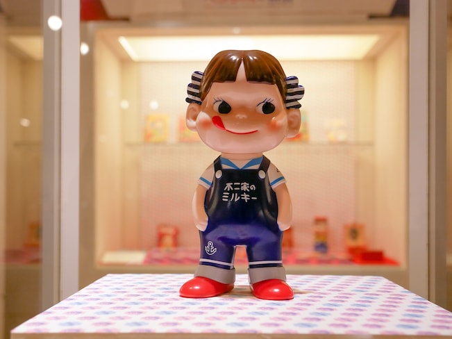 抽選販売される「不二家ソフビコレクション ペコちゃん 横浜人形の家オリジナル」の展示も