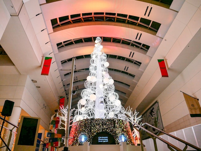高さ約12メートルのクリスマスツリー「Tender Loving Sustainable Christmas」