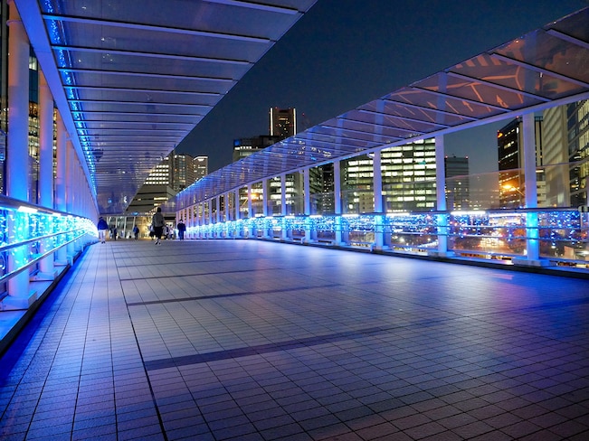 横浜駅東口からみなとみらい方面をつなぐ「みなとみらい歩道橋」