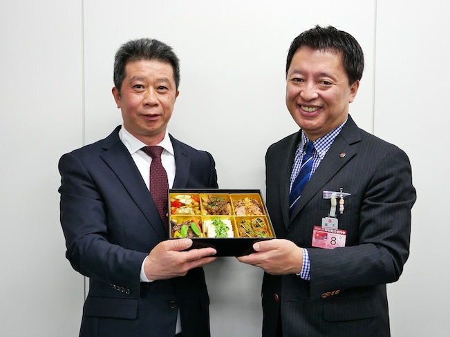 左：皇朝グループ 陳 祖明 代表取締役社長 右：横浜高島屋 青木和宏 店長 