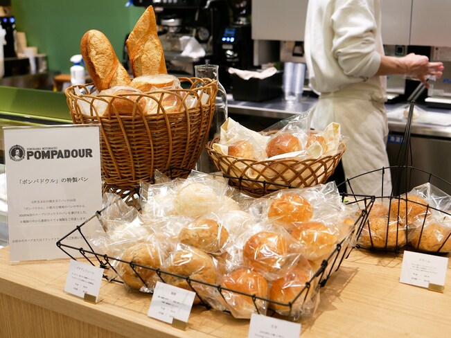 「元町」つながりでポンパドウルがパンを提供（各テイクアウト108円、イートイン110円）