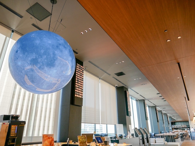 2020年6月5日にオープンした横浜東急REIホテル。ロビーの大きな月のオブジェが印象的