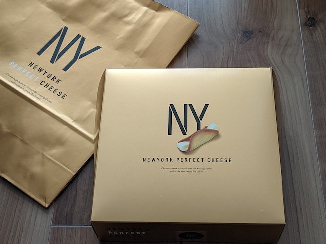 ニューヨークパーフェクトチーズの高級感ある箱とショップ袋