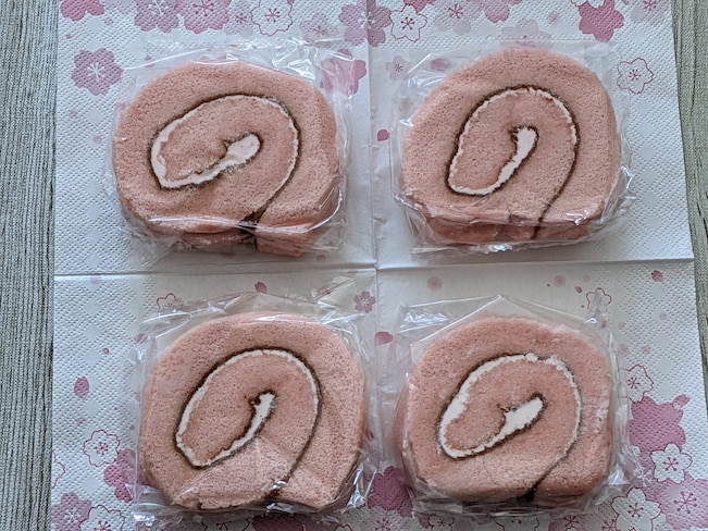 桜のロールケーキは4個入り