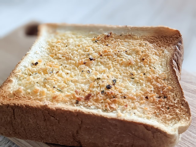 食パンに香草チーズパン粉