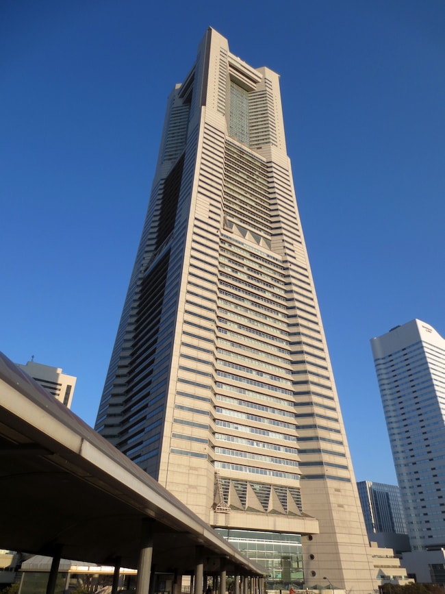 初日の出を浴びる横浜ランドマークタワー（筆者撮影）