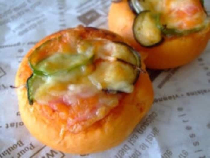 ピザパンレシピ……トマト生地と野菜たっぷり！