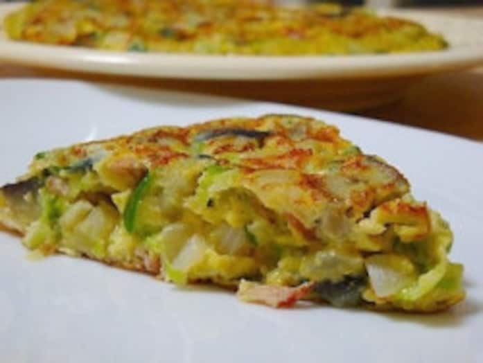 野菜たっぷりチーズオムレツのレシピ！残った野菜を活用できる卵料理