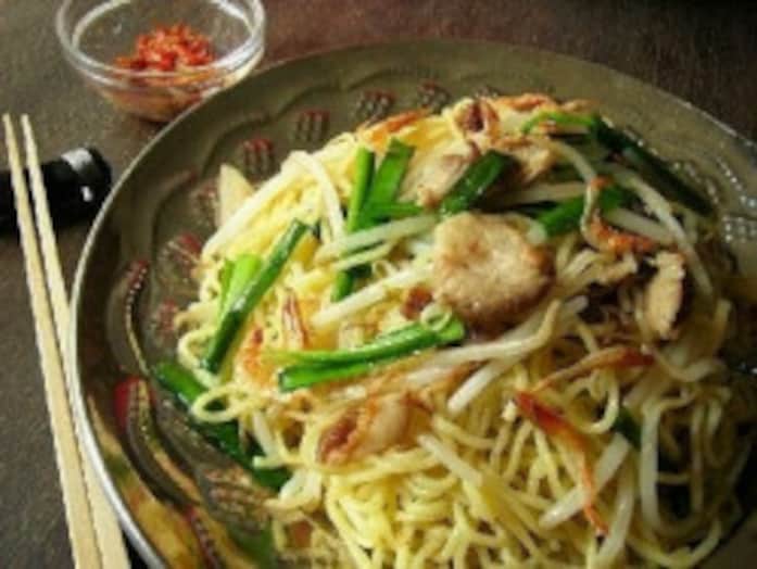 ニラともやしの塩焼きそばレシピ！家にある野菜を使った作り方