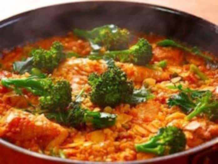 スペイン風チキンライスのレシピ……フライパンだけで作れる！