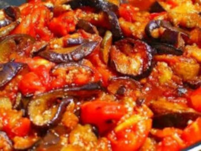 なすトマ丼のレシピ！なす・トマトをバターと醤油で炒め合わせた一品