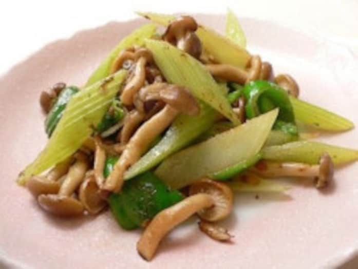 パパッと作れるおかず……セロリとシメジの炒めものレシピ！