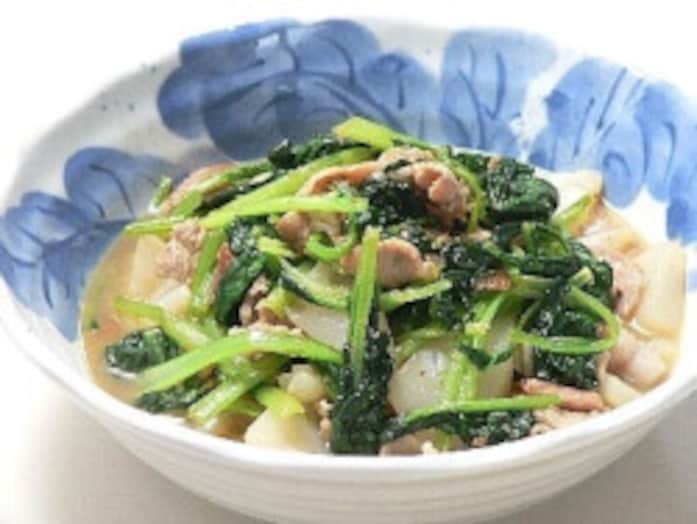 小松菜とこんにゃくと豚肉の炒め煮レシピ……疲労回復にも効く！