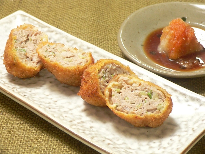ご飯もお酒もすすむ！餃子メンチカツの作り方