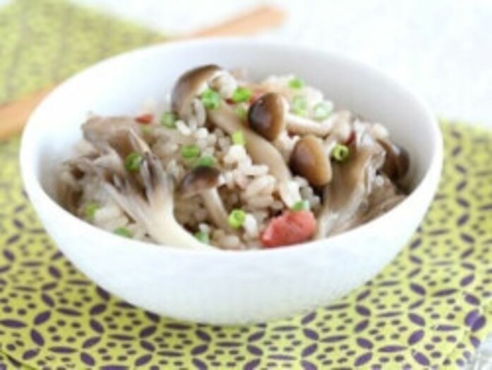 炊飯器で簡単！ きのこと梅の炊き込みご飯レシピ