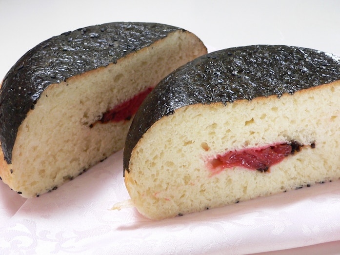 炊飯器で、ふんわりもちもち梅干しおむすびパン