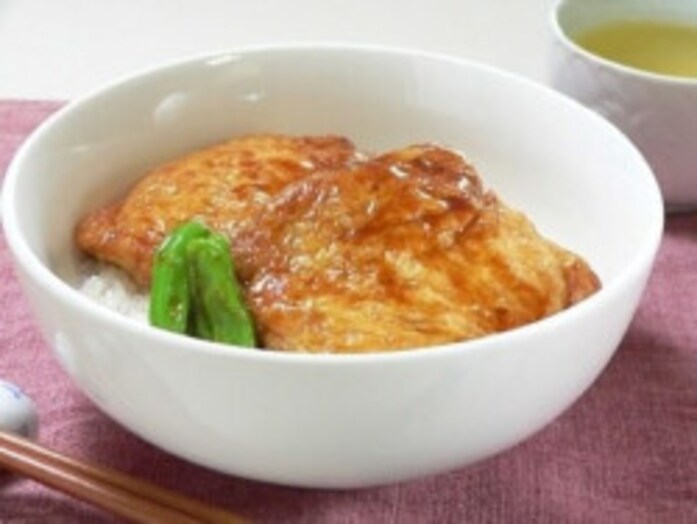 豆腐とひき肉でボリュームあり！ 油揚げ座布団のタレかつ丼風レシピ