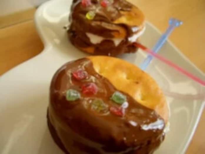 リッツのチョコがけマシュマロサンド……子どもと作れる簡単レシピ！