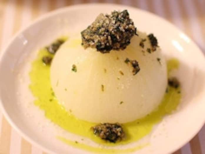 新たまねぎレシピ！ 丸ごとレンジ蒸しとバジルにんにくソース