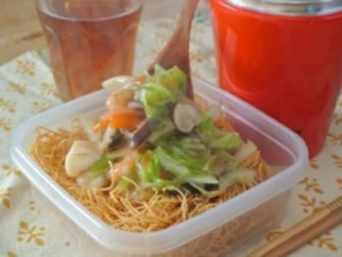 お弁当で皿うどん！保温コンテナーで熱々パリパリ