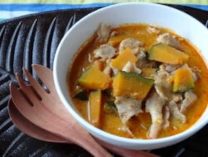 惣菜屋台の定番タイカレー……かぼちゃと豚肉のレッドカレーレシピ