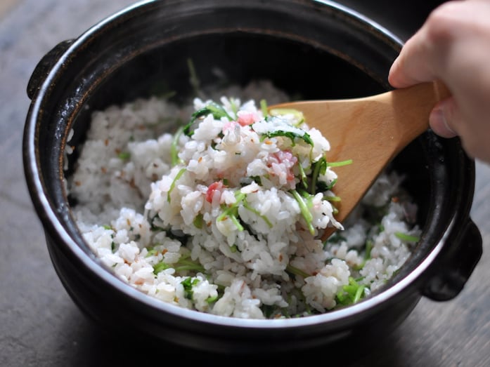 三つ葉たっぷり、梅とごまの混ぜご飯