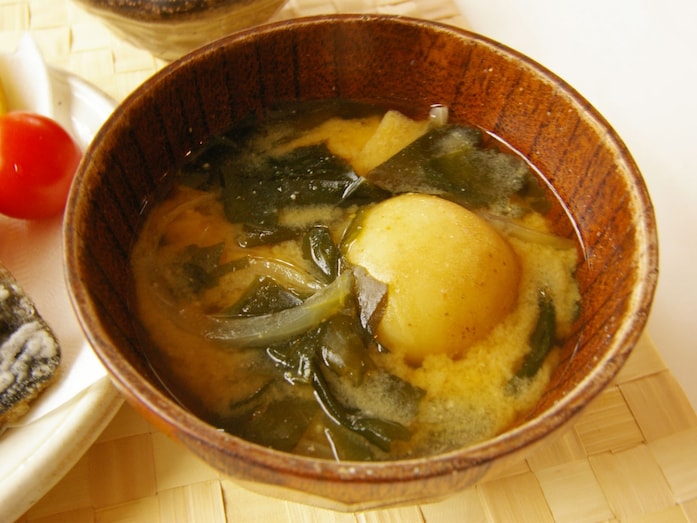 新じゃがと玉ねぎ、ワカメの味噌汁