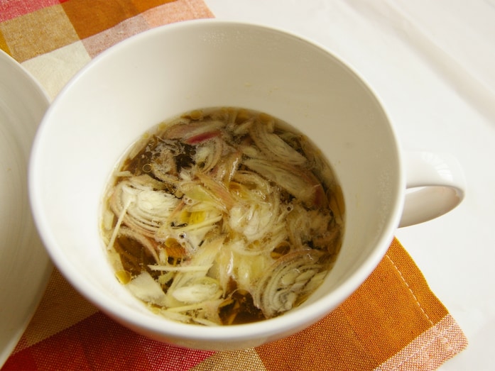 市販のもずく酢で作る。もずくの香味スープ
