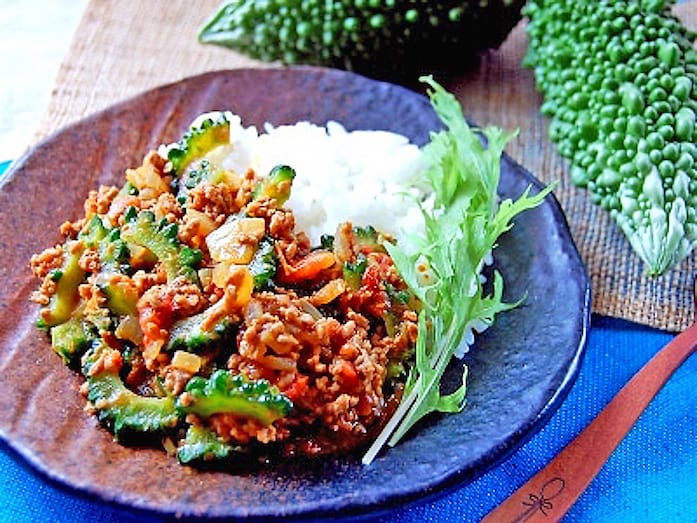 ゴーヤカレーの簡単レシピ！トマトなど夏野菜を使ったドライカレー