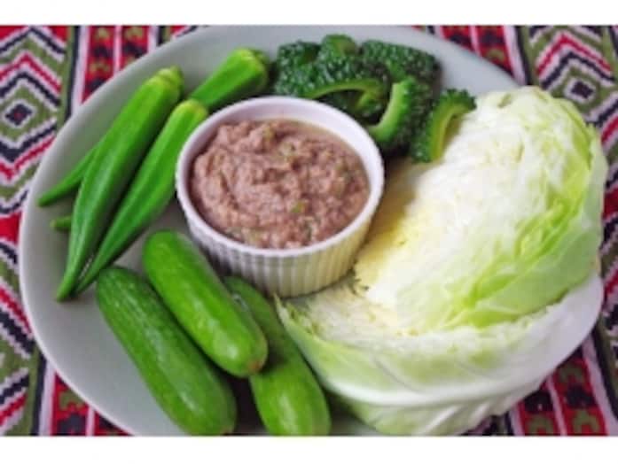 生野菜や温野菜を添えて！　サバ缶のタイ風ディップ