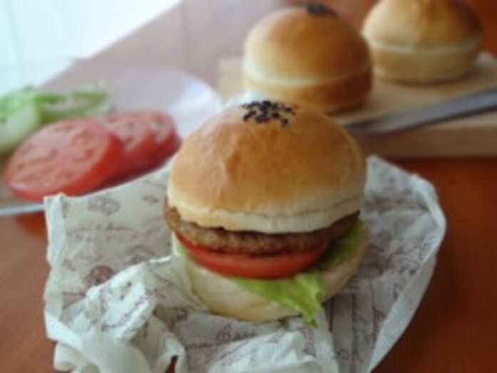 バンズで美味しいハンバーガーレシピ……フワフワの食べ応え！