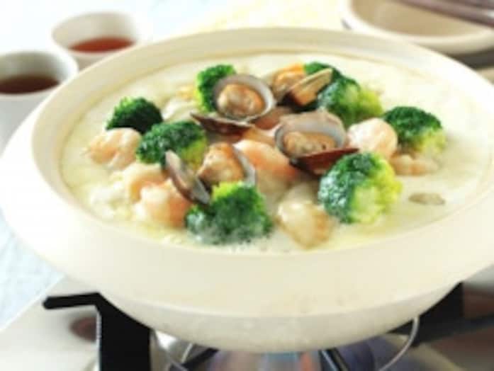 シチュールーで簡単アレンジ！ 魚介のクリームチャウダー鍋 
