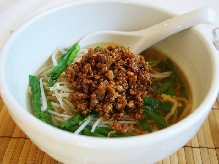 即席スープで手間いらず。スピード担担麺