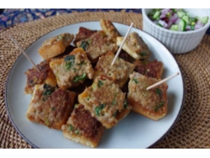 タイ料理レシピ……豚ひき肉のせトーストは軽食におすすめ！