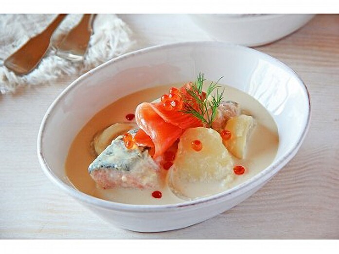 盛り付けで華やかに！サーモンの豆乳シチュー