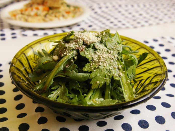 食材ひとつで簡単おかず。春菊のバルサミコサラダ