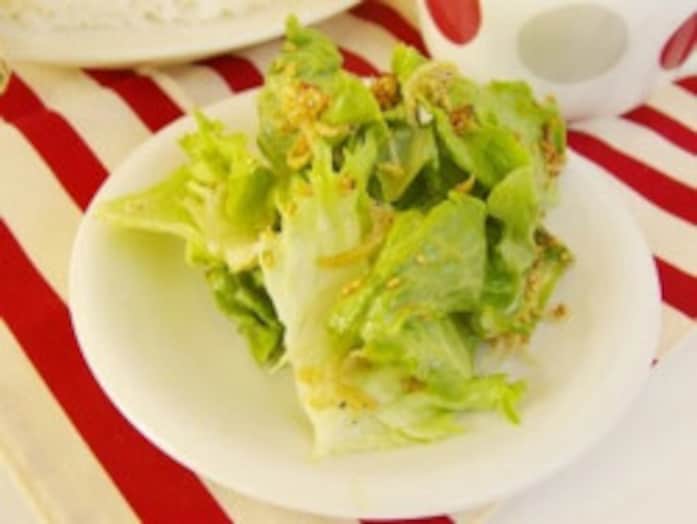 レタスのごまじゃこサラダレシピ……熱々ドレッシングをジュッ！