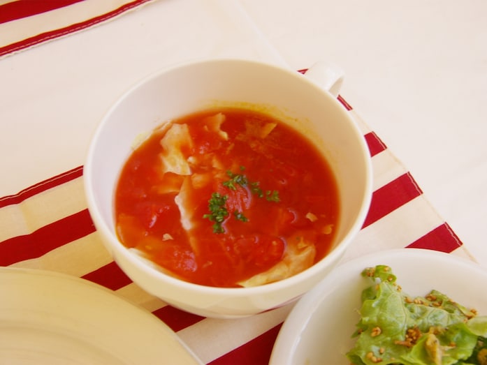 生姜が隠し味。キャベツとトマトのレンチンスープ